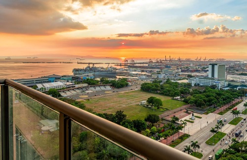 Bonifacio Global City Condo | Spacious Executive 2BR and Bath with Amazing Sunset view in front of Luneta.
