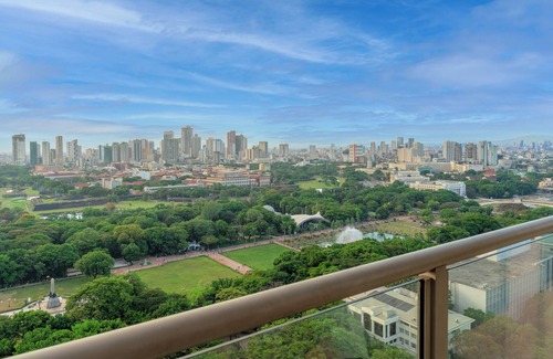 Bonifacio Global City Condo | Spacious Executive 2BR and Bath with Amazing Sunset view in front of Luneta.