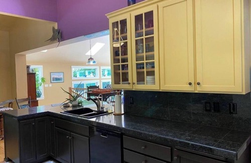 Yelm House | Spacious, family & dog friendly garden oasis home in Yelm, WA.