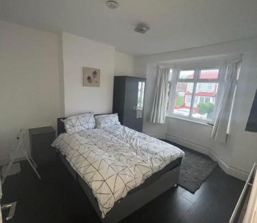 Selhurst Apartment | Spacious Family Home