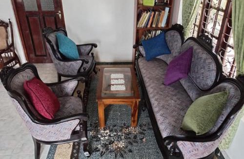 Ja-Ela House | Spacious family holiday Home Near Airport, JAELA, Aussie holiday home