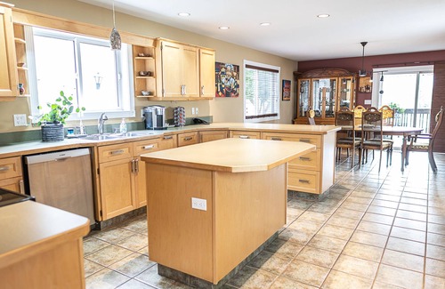 Okanagan-Similkameen House | Spacious family home, pool table, hot tub, sauna, gym and office.