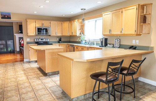 Okanagan-Similkameen House | Spacious family home, pool table, hot tub, sauna, gym and office.