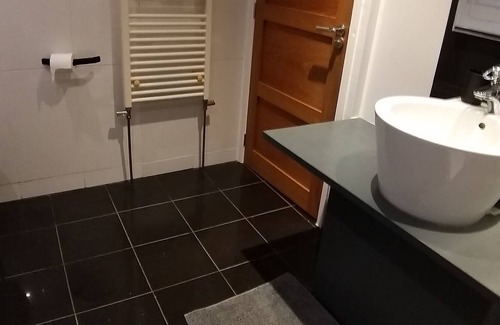 Bramhall House | Spacious family home ideal for exploring Manchester & surroundings