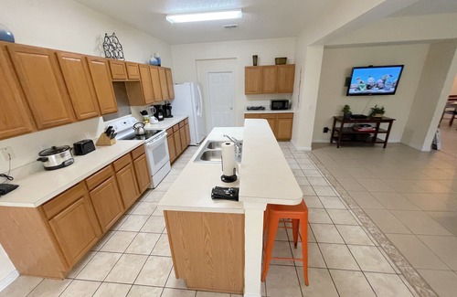 Windwood Bay House | Spacious Family Home, private Pool/Spa, Covered Lanai, Forest View, near Disney