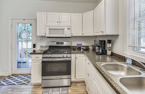 Downtown House | Spacious Family Home w/Yard in Dtwn Hampton!