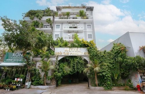 District 12 House | Spacious Family Stay with Free Parking and Wifi