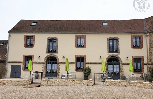 Mareil-le-Guyon Cottage | Spacious Farmhouse Retreat: 5BR, Modern Kitchen, Near Versailles, Normandie, with Internet & Parking