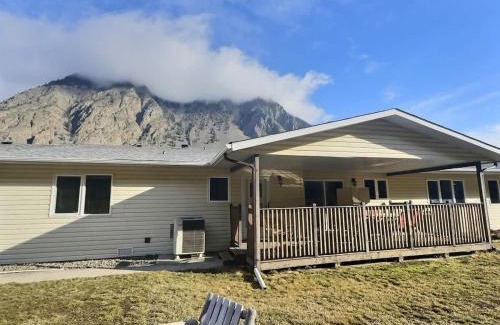 Okanagan-Similkameen House | Spacious Getaway Two Homes on a Tranquil Vineyard Ideal for Large Groups