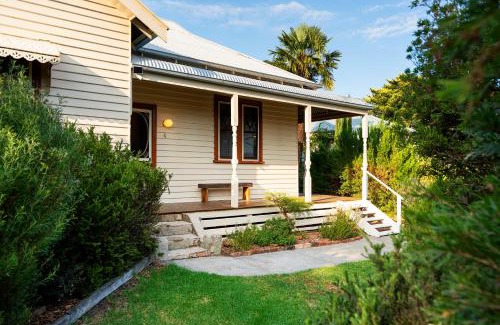 Castlemaine House | Spacious Goldfields Retreat - Central & Charming