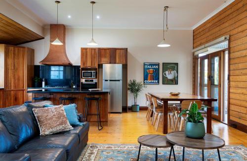 Castlemaine House | Spacious Goldfields Retreat - Central & Charming