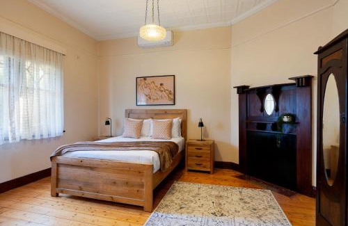 Castlemaine House | Spacious Goldfields Retreat - Central & Charming