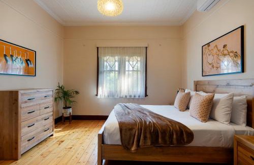 Castlemaine House | Spacious Goldfields Retreat - Central & Charming