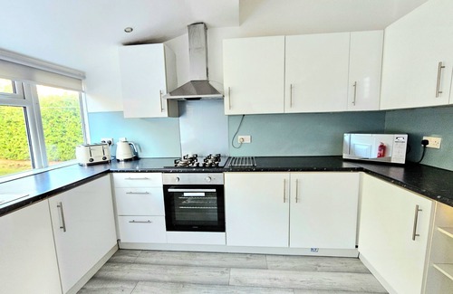 Rutherglen House | Spacious Haven with Free Parking