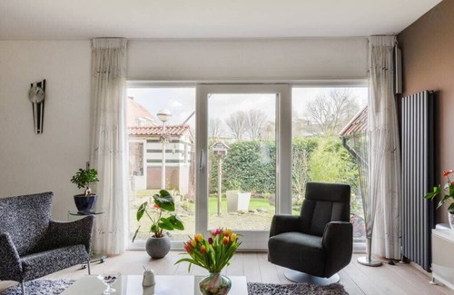 Halfweg House | Spacious home, large sunny garden Halfweg. Sleeps max 4 adults + 2 children