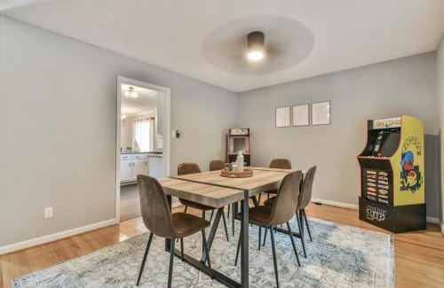 Snellville House | Spacious Home with 3 King Beds, Arcades and 86 inch TV