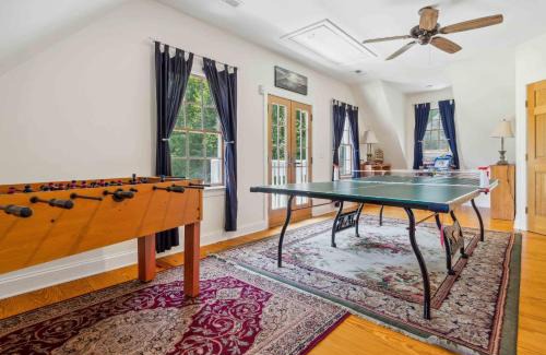 Hood House | Spacious Home with Foosball PingPong and Gym