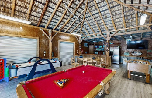 Bacliff House | Spacious home with full kitchen, patio, private pool and game room, pool table