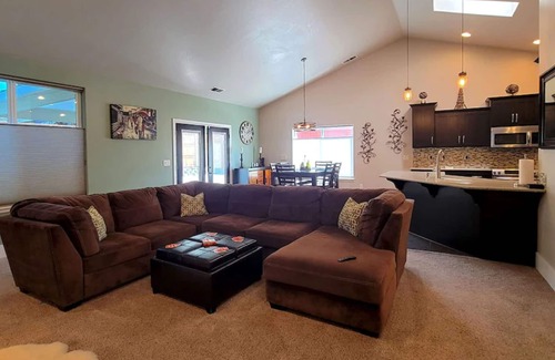 Medford House | Spacious home with pool nestled in the foothills of RoxyAnn.