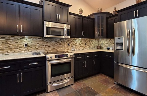 Medford House | Spacious home with pool nestled in the foothills of RoxyAnn.