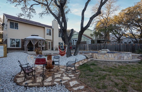 Northwest Crossing House | Spacious Home with a pool near Sea World, Six Flags & Aquarium