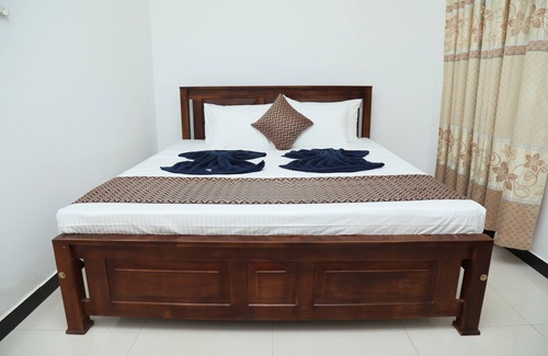 Matara Hotel | Spacious hotel in welcoming Matara with WiFi, AC