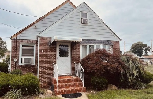 Valley Stream House | Spacious house 10 minutes from JFK Airport for a large family