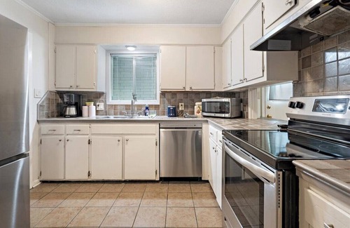 Zachary House | Spacious House w/Jacuzzi Tub