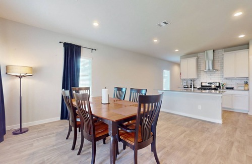Southeast Houston House | Spacious house with free wifi, private W/D + fenced-in yard