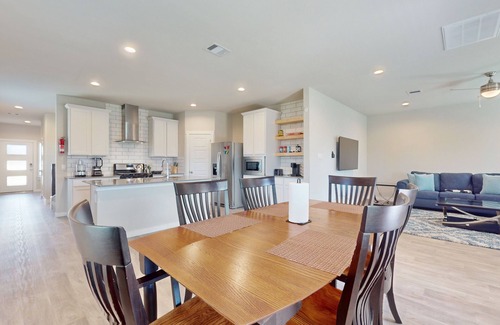 Southeast Houston House | Spacious house with free wifi, private W/D + fenced-in yard