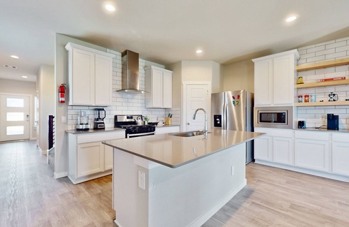 Southeast Houston House | Spacious house with free wifi, private W/D + fenced-in yard