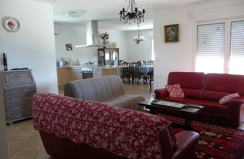 Solaro House | Spacious house with swimming pool near beaches and rivers