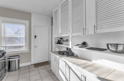 South Hyde Park Apartment | Spacious KC Stay: 2 Bedrooms Near Stadiums, BBQ, Jazz & Fountains!