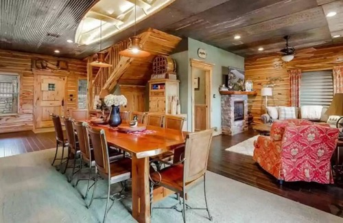 Granbury Cabin | Spacious lake front cabin with boat dock and panoramic lake view!