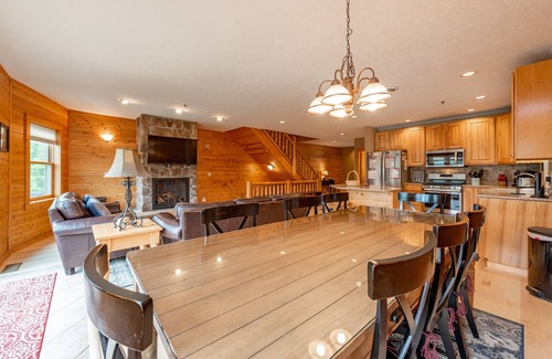 McHenry House | Spacious Lake Villa w/Woodsy Charm