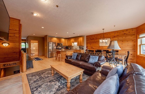 McHenry House | Spacious Lake Villa w/Woodsy Charm