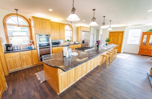 Salamatof House | Spacious Lake Vista Grand Villa - 7BR, Hot Tub, Sauna, WiFi, Spa, Fire Pit