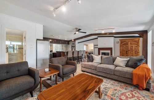 Spicewood House | Spacious Lakehouse-Dock-King bds