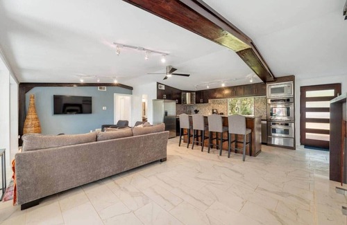 Spicewood House | Spacious Lakehouse-Dock-King bds