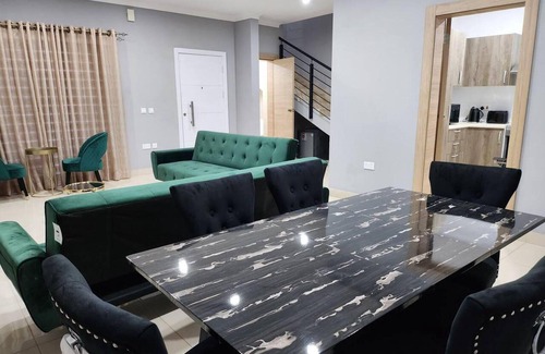 Tema House | Spacious Luxury 3bed Hse in Tema - Netflix, Wi-fi