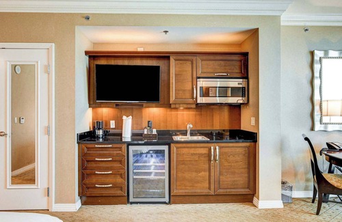 Las Vegas Condo | Spacious MGM Studio | Topgolf Pool Views 07718