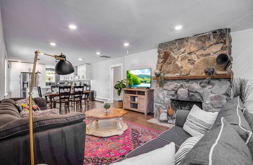 Sloan Lake Apartment | Spacious Modern | Groups |Family |Sloans lake