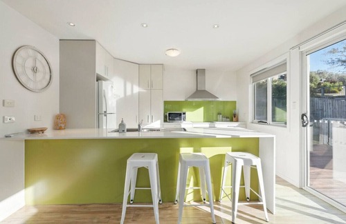 Geilston Bay Apartment | Spacious Modern Home