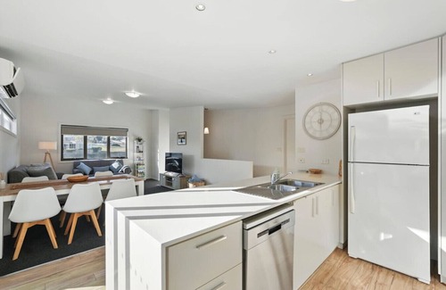 Geilston Bay Apartment | Spacious Modern Home