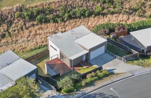 Geilston Bay House | Spacious Modern Home
