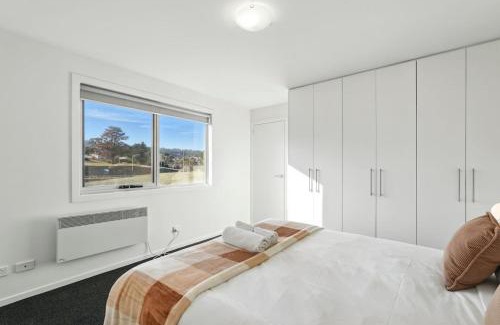 Geilston Bay House | Spacious Modern Home