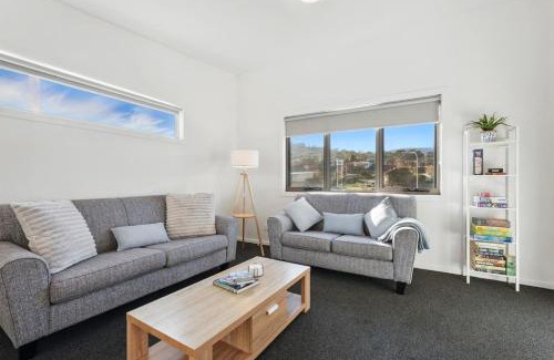 Geilston Bay House | Spacious Modern Home