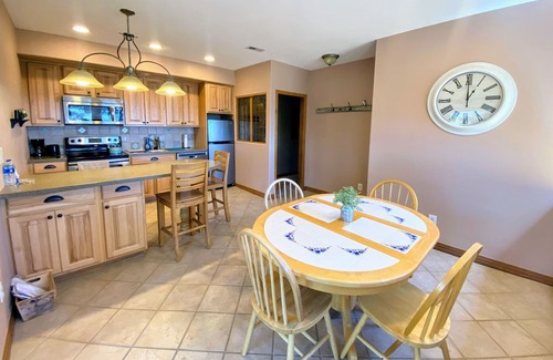 Golden House | Spacious Mountain Apt with Views & Easy Access to Skiing, Hiking, & Red Rocks!