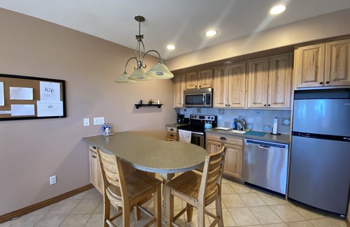 Golden House | Spacious Mountain Apt with Views & Easy Access to Skiing, Hiking, & Red Rocks!
