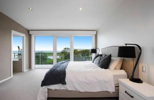 Collaroy House | Spacious Oceanview Escape with Pool and Cabana